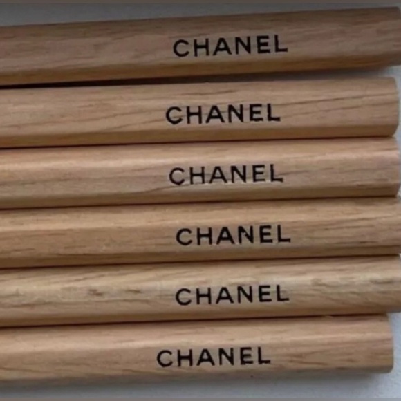 Auth CHANEL RARE collectible colored pencil set. Still in plastic. Never used - Picture 4 of 6